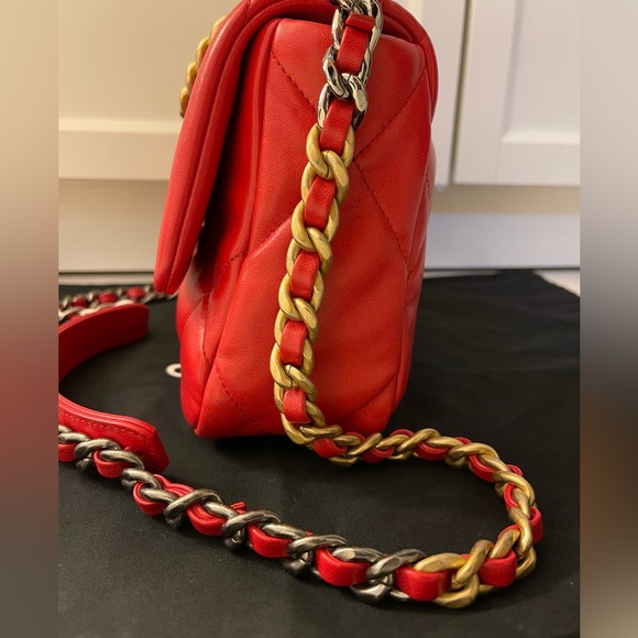 Chanel 19 small red in lamb leather - Picture 5 of 6